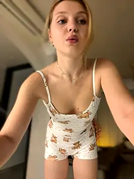 Snapshot of Emaline_Fane chatting on 14, 11, 2025 Emaline Fane online show from 14, 11, 2025