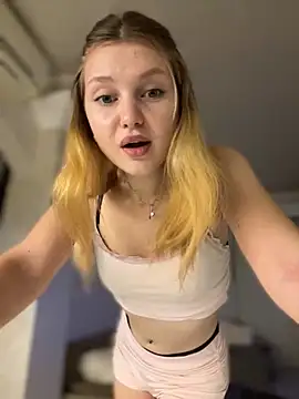 Snapshot of Emaline_Fane chatting on 3, 12, 2025 Emaline Fane online show from 3, 12, 2025