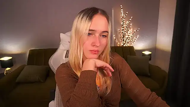 LilElfie online show from 26, 10, 2025