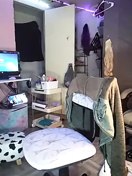 Purple2StayThnxx online show from 11, 11, 2025