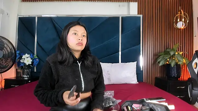 Dulce Pettit online show from 25, 9, 2025