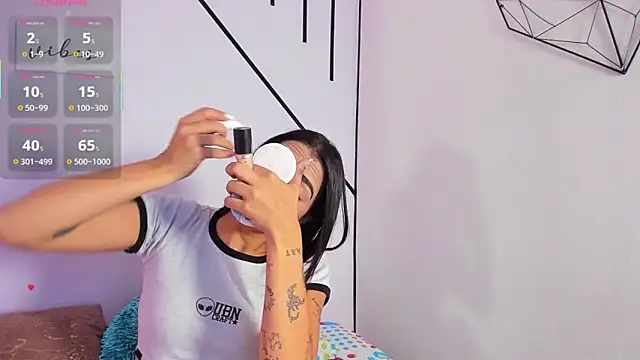 MiahCornell  online show from 4, 12, 2025