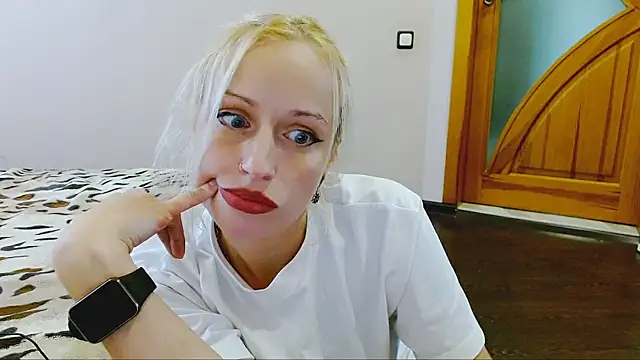 Snapshot of SatinQueen90 chatting on 10, 9, 2025 SatinQueen90 online show from 10, 9, 2025