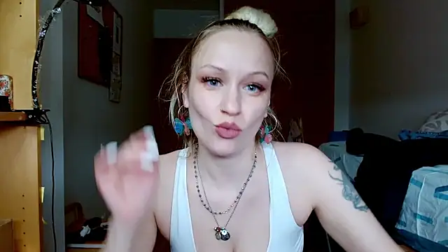 Snapshot of SatinQueen90 chatting on 9, 3, 2026 SatinQueen90 online show from 9, 3, 2026