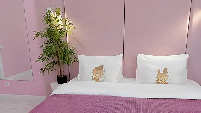 Snapshot of NoraHaynes chatting on 12, 10, 2025 NoraHaynes online show from 12, 10, 2025