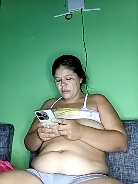 Snapshot of hotmom33 chatting on 15, 9, 2025 hotmom33 online show from 15, 9, 2025