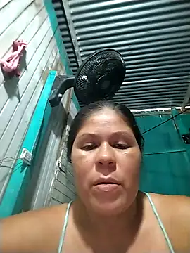 Snapshot of hotmom33 chatting on 4, 12, 2025 hotmom33 online show from 4, 12, 2025