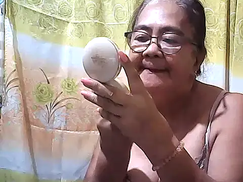 Snapshot of asianmom70 chatting on 1, 12, 2025 asianmom70 online show from 1, 12, 2025