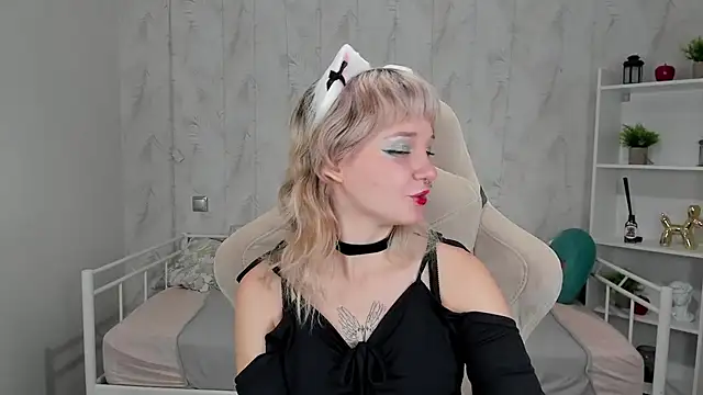 Tori Cutie online show from 8, 10, 2025