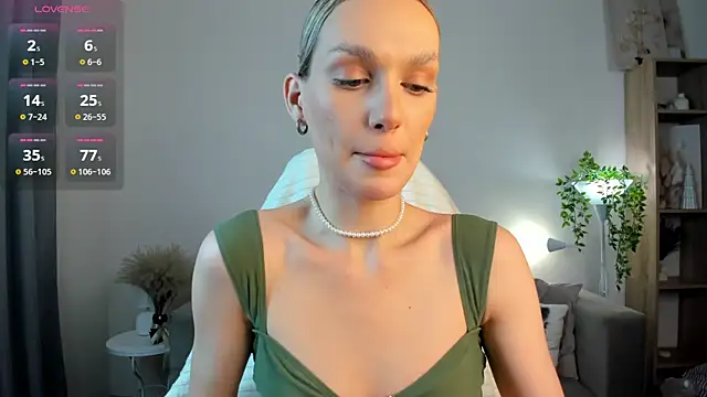 Snapshot of Ice_Strawberry chatting on 24, 11, 2025 Ice Strawberry online show from 24, 11, 2025