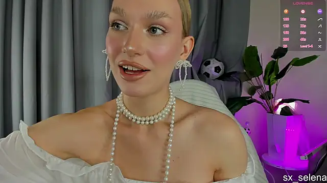 Ice Strawberry online show from 5, 7, 2026