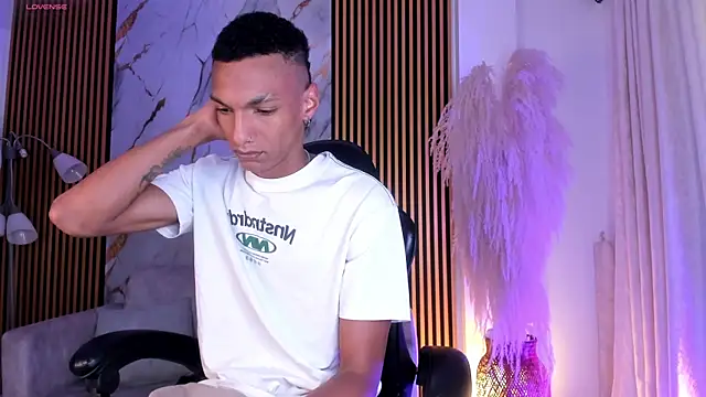 Snapshot of JulienSaint chatting on 3, 5, 2026 JulienSaint online show from 3, 5, 2026