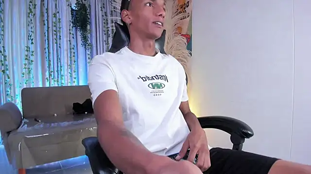 Snapshot of JulienSaint chatting on 15, 5, 2026 JulienSaint online show from 15, 5, 2026