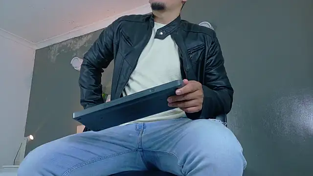 Snapshot of MrFox__ chatting on 8, 11, 2025 MrFox online show from 8, 11, 2025