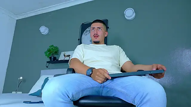 Snapshot of MrFox__ chatting on 18, 11, 2025 MrFox online show from 18, 11, 2025