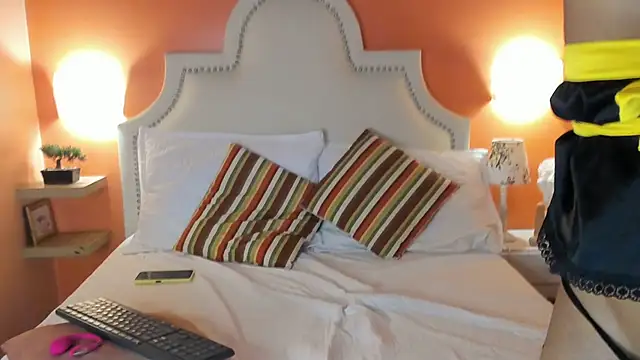 Violett Salvatore online show from 2, 10, 2025