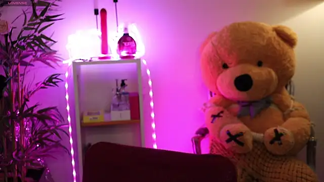 NovaHollisx online show from 23, 4, 2026