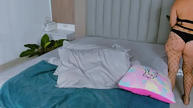 Juliamills online show from 25, 4, 2026