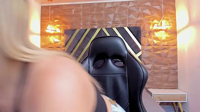 Emmaa white  online show from 30, 3, 2026