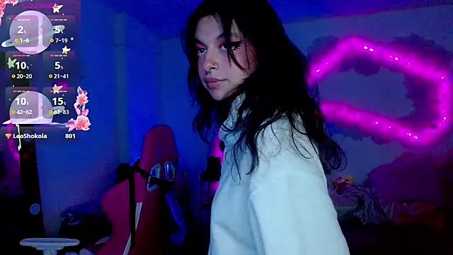 larah uwu online show from 27, 10, 2025