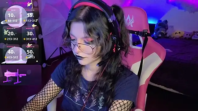 larah uwu online show from 12, 11, 2025