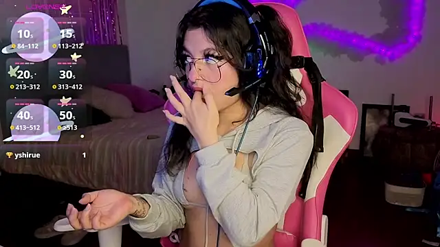 larah uwu online show from 21, 4, 2026