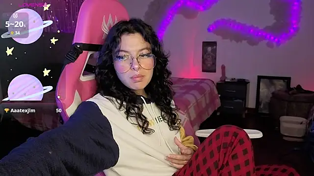 larah uwu online show from 28, 4, 2026