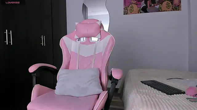 kendal hot01 online show from 18, 4, 2026