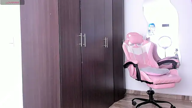 kendal hot01 online show from 27, 4, 2026