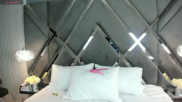 CoraimaSahin online show from 19, 11, 2025