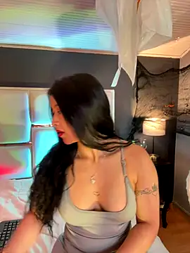 Snapshot of BellaFernandez__ chatting on 1, 11, 2025 BellaFernandez online show from 1, 11, 2025