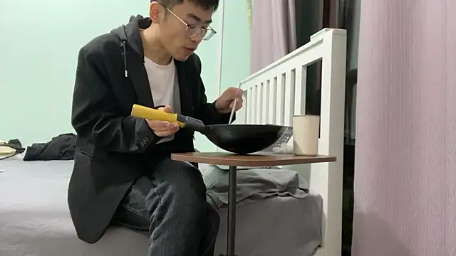 Snapshot of cily chatting on 22, 12, 2025 cily online show from 22, 12, 2025