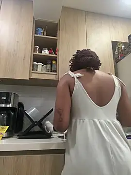 Snapshot of _Zahara_ chatting on 10, 11, 2025 Zahara online show from 10, 11, 2025