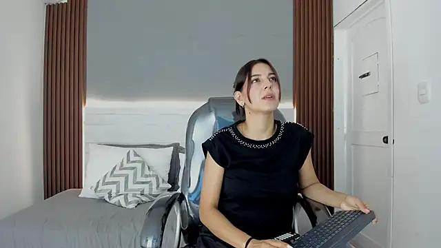 Snapshot of Emmy_Meadows chatting on 23, 10, 2025 Emmy Meadows online show from 23, 10, 2025