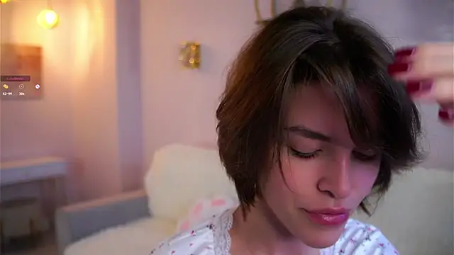 Snapshot of EleneButton chatting on 4, 10, 2025 EleneButton online show from 4, 10, 2025