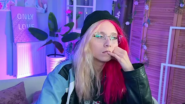 Snapshot of SakuraBliss chatting on 15, 9, 2025 SakuraBliss online show from 15, 9, 2025