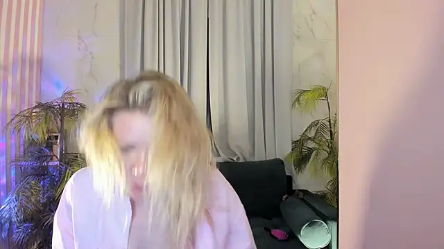 Julia Giulia online show from 23, 4, 2026