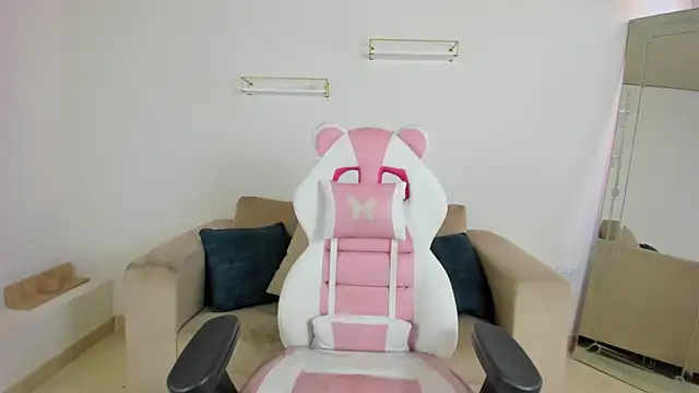 april smiith online show from 18, 12, 2025