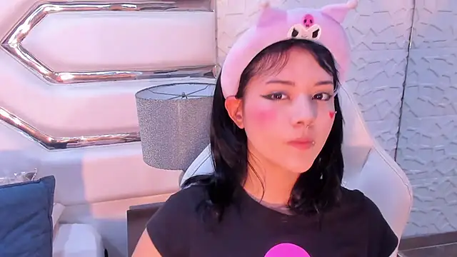 Snapshot of TatiLee chatting on 7, 11, 2025 TatiLee online show from 7, 11, 2025