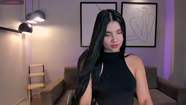 MiaLaurence online show from 4, 10, 2025