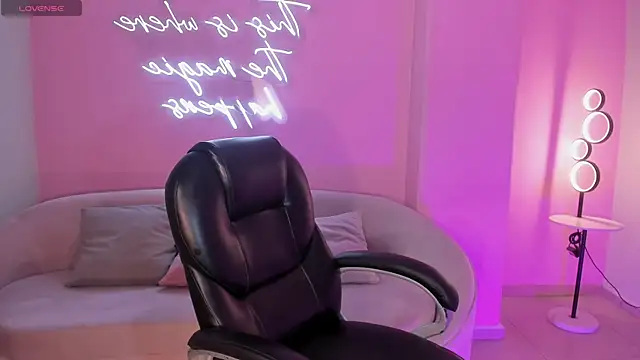 MiaLaurence online show from 22, 4, 2026