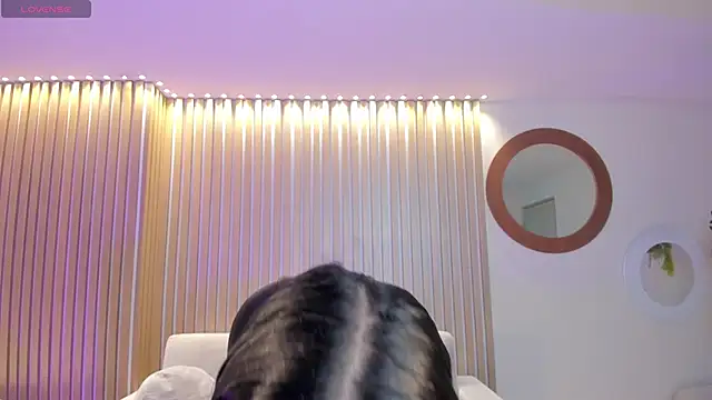 MiaLaurence online show from 25, 4, 2026