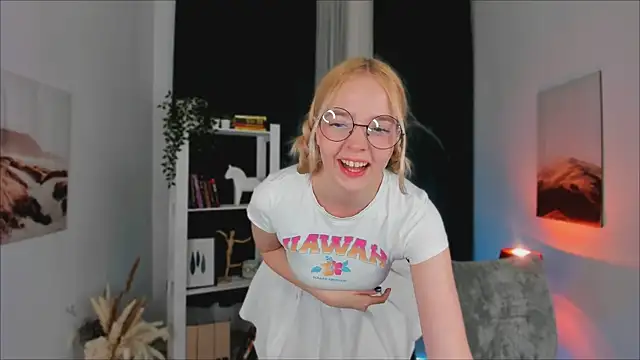 Snapshot of BellaMontgomery chatting on 10, 9, 2025 BellaMontgomery online show from 10, 9, 2025