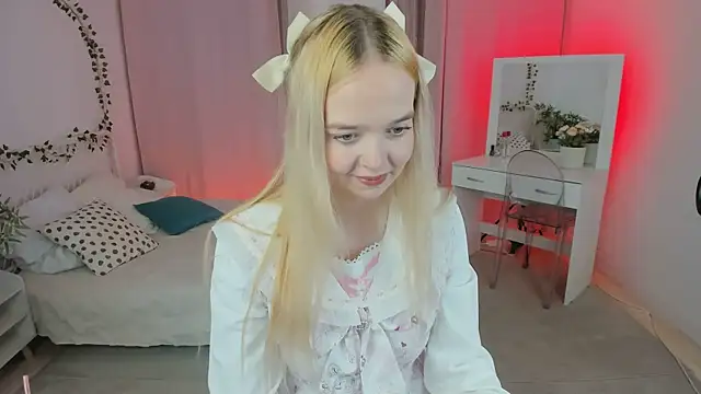 Snapshot of BellaMontgomery chatting on 15, 10, 2025 BellaMontgomery online show from 15, 10, 2025