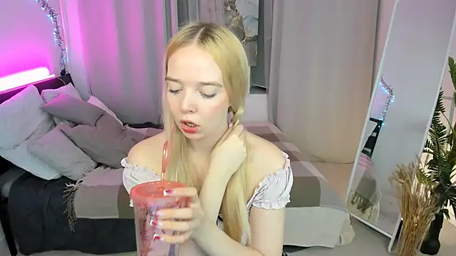 Snapshot of BellaMontgomery chatting on 16, 10, 2025 BellaMontgomery online show from 16, 10, 2025