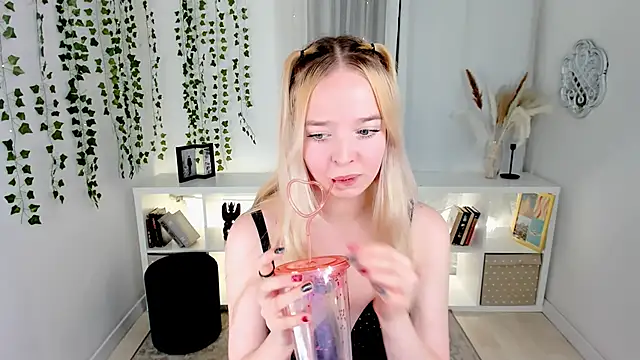 Snapshot of BellaMontgomery chatting on 2, 11, 2025 BellaMontgomery online show from 2, 11, 2025