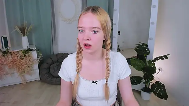 Snapshot of BellaMontgomery chatting on 4, 11, 2025 BellaMontgomery online show from 4, 11, 2025