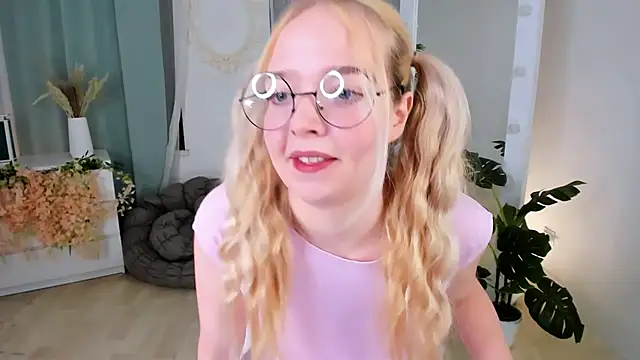 Snapshot of BellaMontgomery chatting on 5, 11, 2025 BellaMontgomery online show from 5, 11, 2025