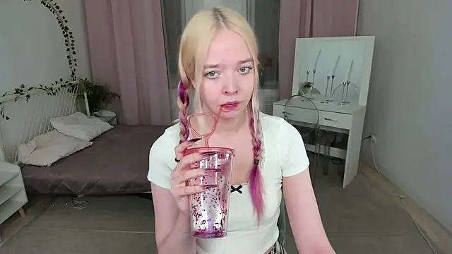 Snapshot of BellaMontgomery chatting on 15, 1, 2026 BellaMontgomery online show from 15, 1, 2026