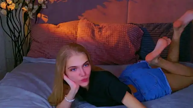 4example Chloe online show from 15, 10, 2025